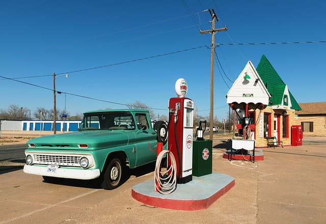 Oil Com Garage Space